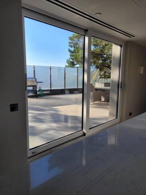 Luxury 3 Bed Flat With Large Terrace, Sea Views And Hot Tub Lägenhet Canford Cliffs Exteriör bild