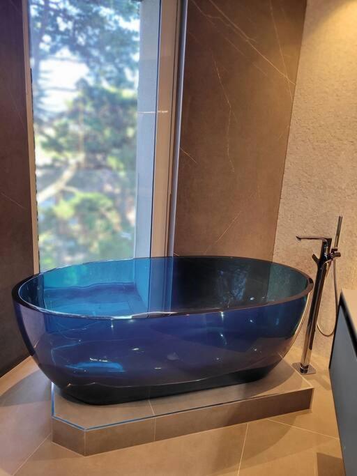 Luxury 3 Bed Flat With Large Terrace, Sea Views And Hot Tub Lägenhet Canford Cliffs Exteriör bild
