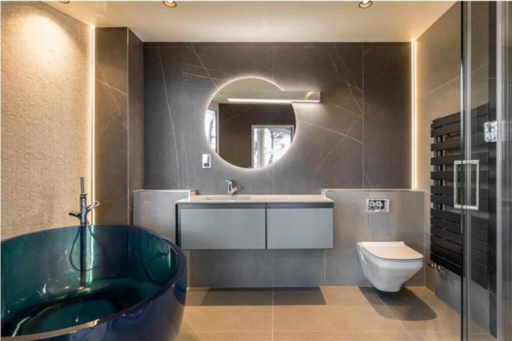 Luxury 3 Bed Flat With Large Terrace, Sea Views And Hot Tub Lägenhet Canford Cliffs Exteriör bild
