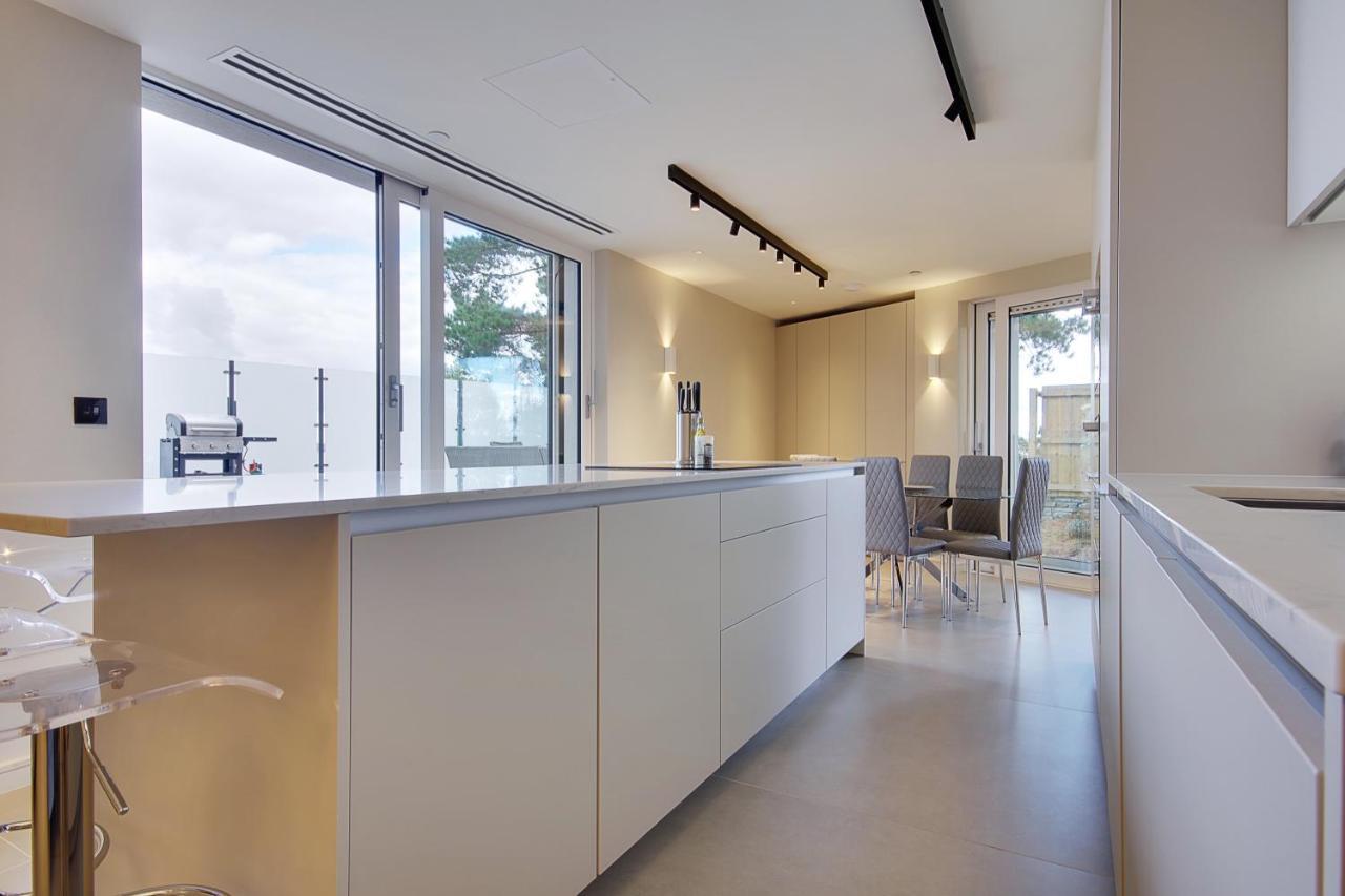 Luxury 3 Bed Flat With Large Terrace, Sea Views And Hot Tub Lägenhet Canford Cliffs Exteriör bild