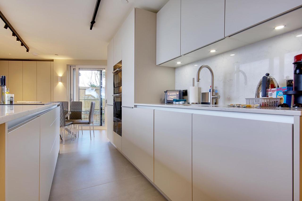 Luxury 3 Bed Flat With Large Terrace, Sea Views And Hot Tub Lägenhet Canford Cliffs Exteriör bild