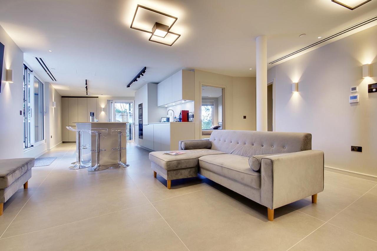 Luxury 3 Bed Flat With Large Terrace, Sea Views And Hot Tub Lägenhet Canford Cliffs Exteriör bild