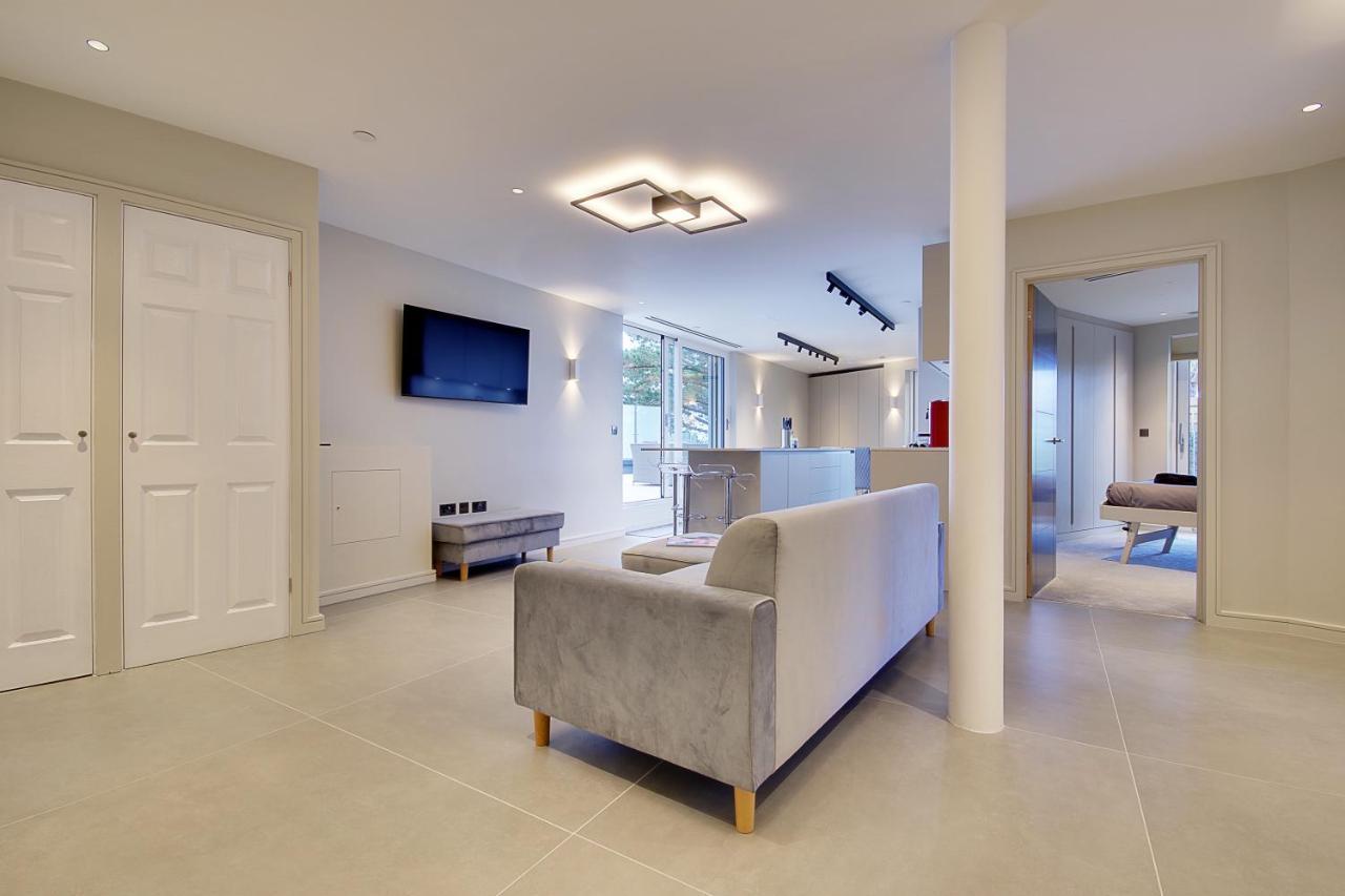 Luxury 3 Bed Flat With Large Terrace, Sea Views And Hot Tub Lägenhet Canford Cliffs Exteriör bild