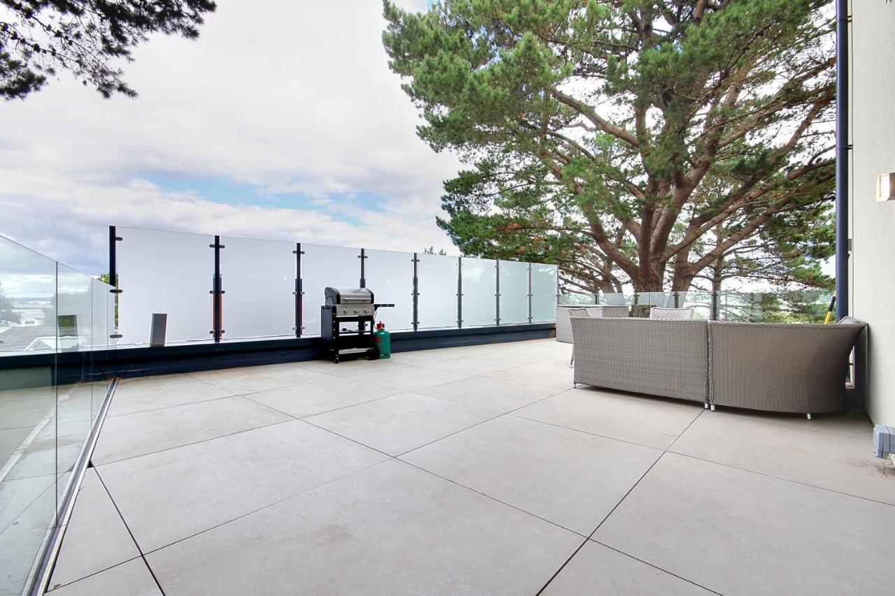 Luxury 3 Bed Flat With Large Terrace, Sea Views And Hot Tub Lägenhet Canford Cliffs Exteriör bild