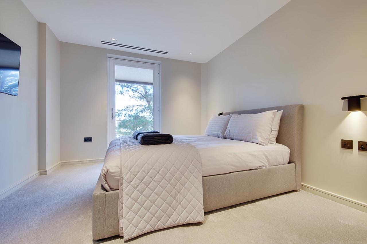Luxury 3 Bed Flat With Large Terrace, Sea Views And Hot Tub Lägenhet Canford Cliffs Exteriör bild
