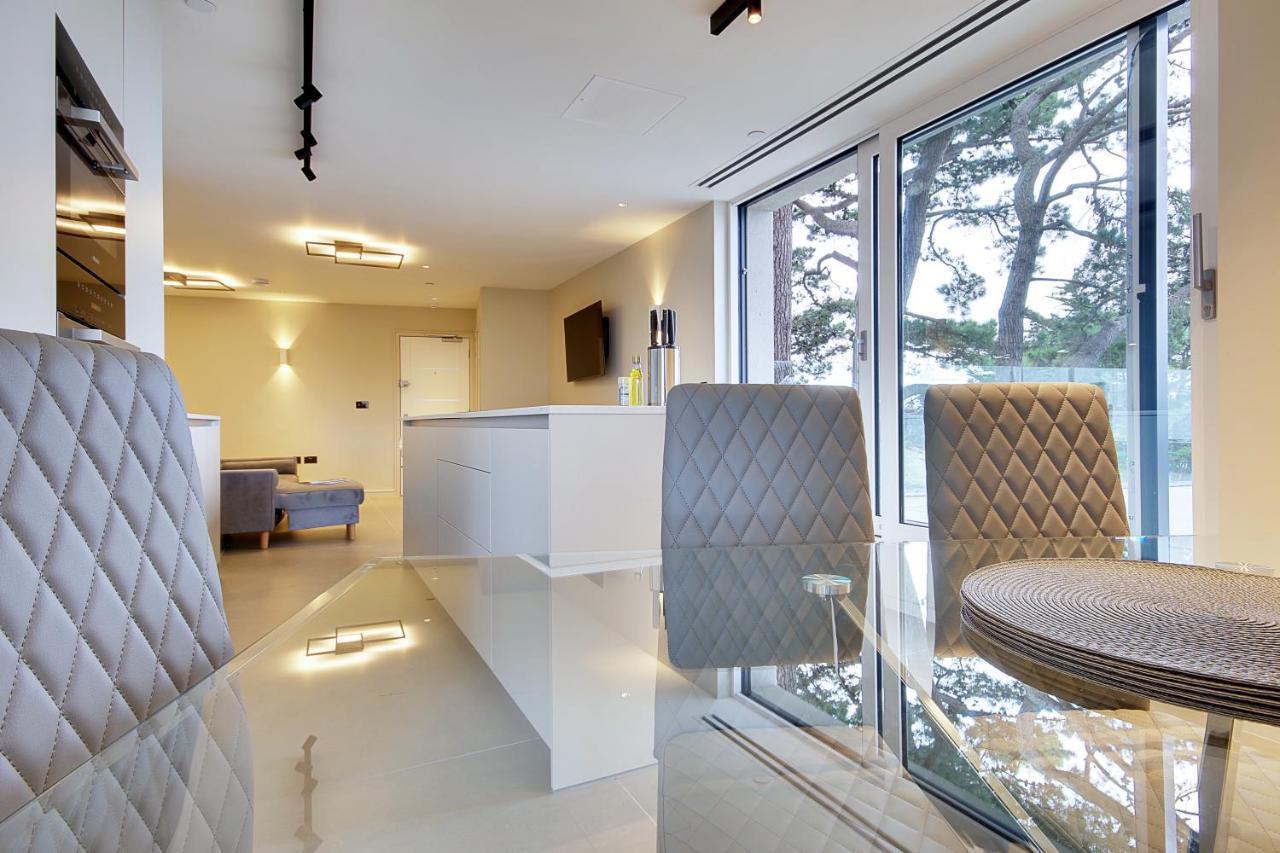Luxury 3 Bed Flat With Large Terrace, Sea Views And Hot Tub Lägenhet Canford Cliffs Exteriör bild