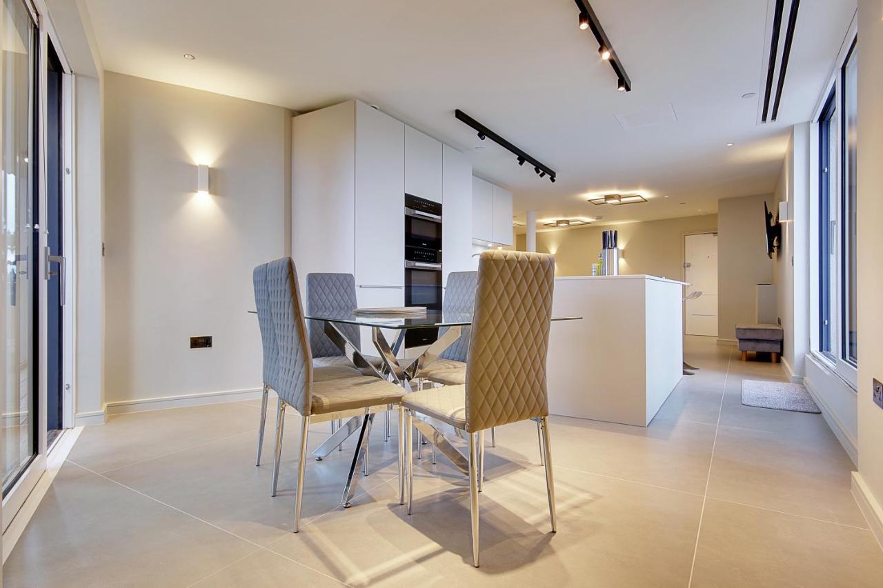 Luxury 3 Bed Flat With Large Terrace, Sea Views And Hot Tub Lägenhet Canford Cliffs Exteriör bild