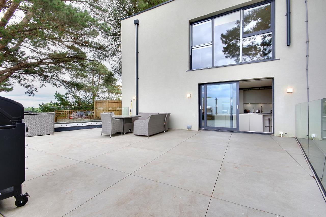 Luxury 3 Bed Flat With Large Terrace, Sea Views And Hot Tub Lägenhet Canford Cliffs Exteriör bild