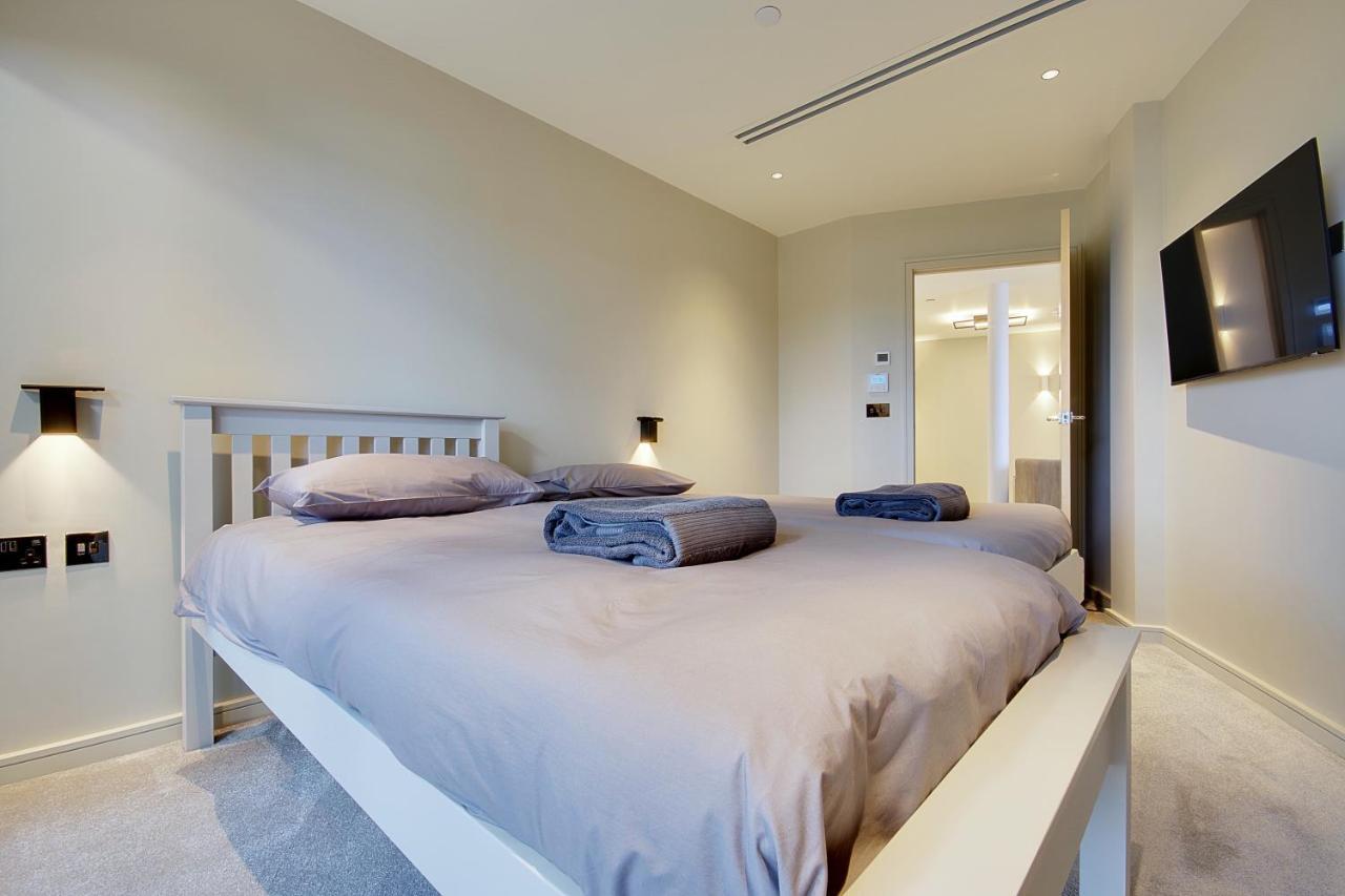 Luxury 3 Bed Flat With Large Terrace, Sea Views And Hot Tub Lägenhet Canford Cliffs Exteriör bild