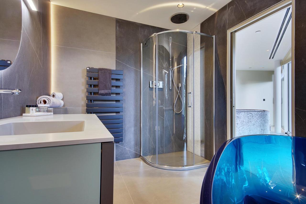 Luxury 3 Bed Flat With Large Terrace, Sea Views And Hot Tub Lägenhet Canford Cliffs Exteriör bild